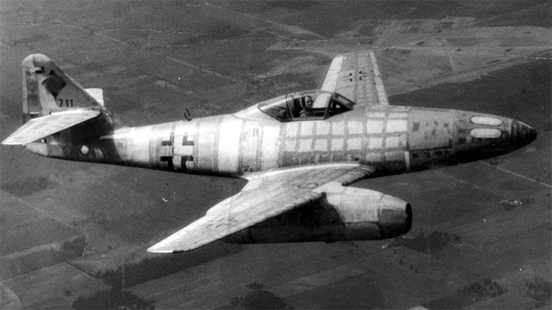 Истребитель Me-262 в полете