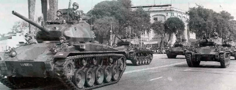 Южновьетнамские танки M24 «Чаффи» на параде в Сайгоне