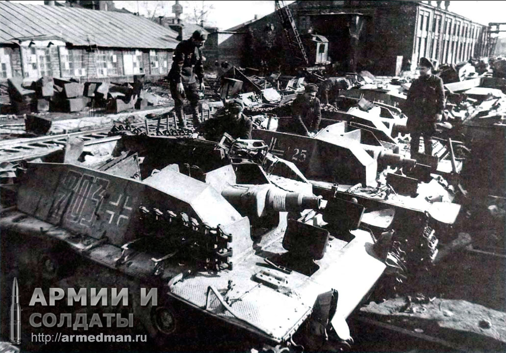 ремонтная-бригада-изучает-трофейные-StuG-III-192-дивизиона-штурмовых-орудий-на-ремонтной-базе-82,-апрель-1942-г