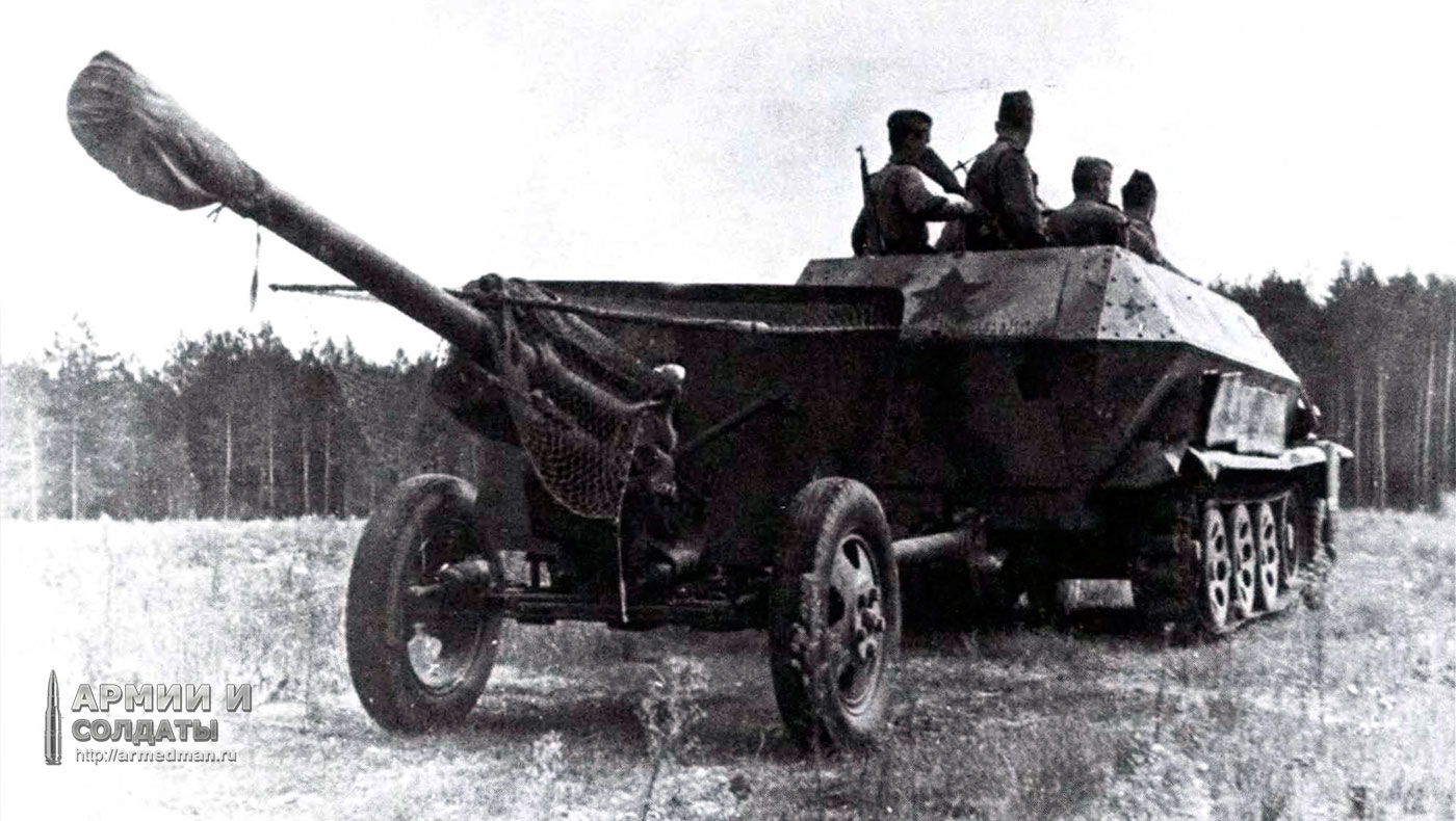 трофейный-Sd.Kfz-251-Aust-C-в-качестве-тягача-для-пушки-ЗиС-3,-1943