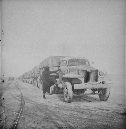 Колонная грузовиков для отправки в СССР из Ирака, ближневосточный лендлиз
