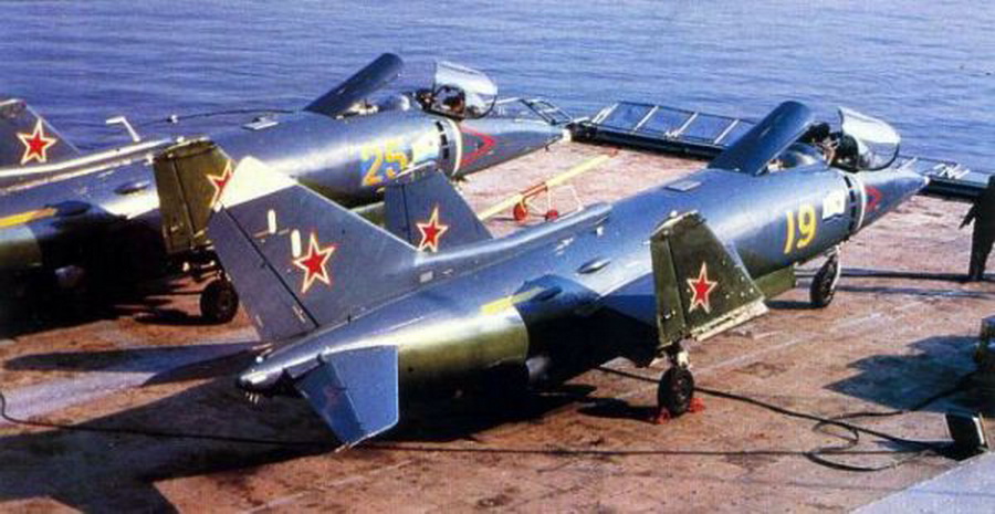 Як-38, "предки" Як-141 на палубе. Как видно, машины итак очень компактны, а если прибавить, что им не нужен разбег...