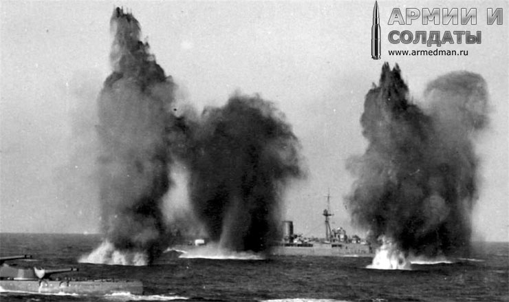 Британские линкоры ведут огонь по французским кораблям, операция катапульта