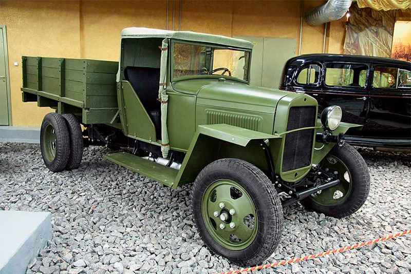 Грузовой автомобиль ГАЗ-АА военного времени. Обратите внимание на ещё более упрощенную конструкцию этой полуторки