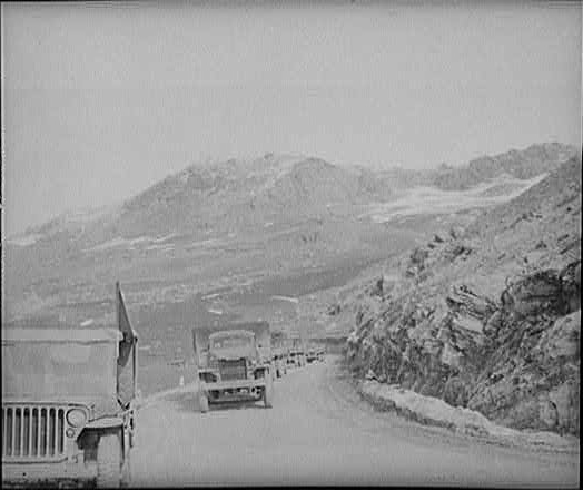 Колонна лендлизовских грузовиков для СССР, идет из британского Ирака через горные перевалы