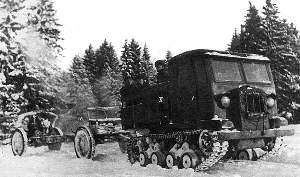 артиллерийский трактор-тягач СТЗ-5 "Сталинец" буксирует орудие