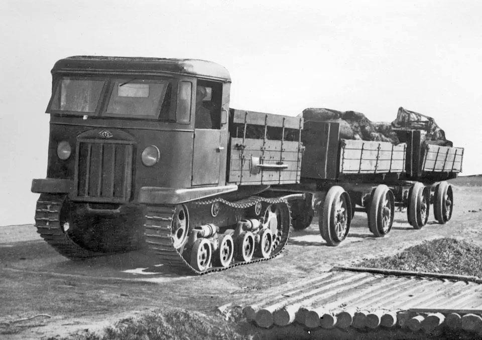 Как трактор СТЗ-3 применялись для буксировки артиллерии, так и тягач СТЗ-5 вполне исправно применялся в народном хозяйстве