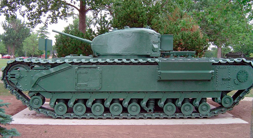 Тяжелый танк Mark IV «Черчиль» в профиль