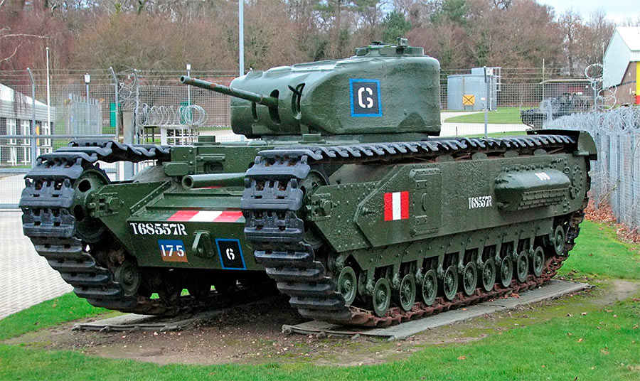 Тяжелый танк Mark IV «Черчиль» первой модели, отлично видна гаубица в лобовом листе. Уже со второй модели её заменили пулеметом