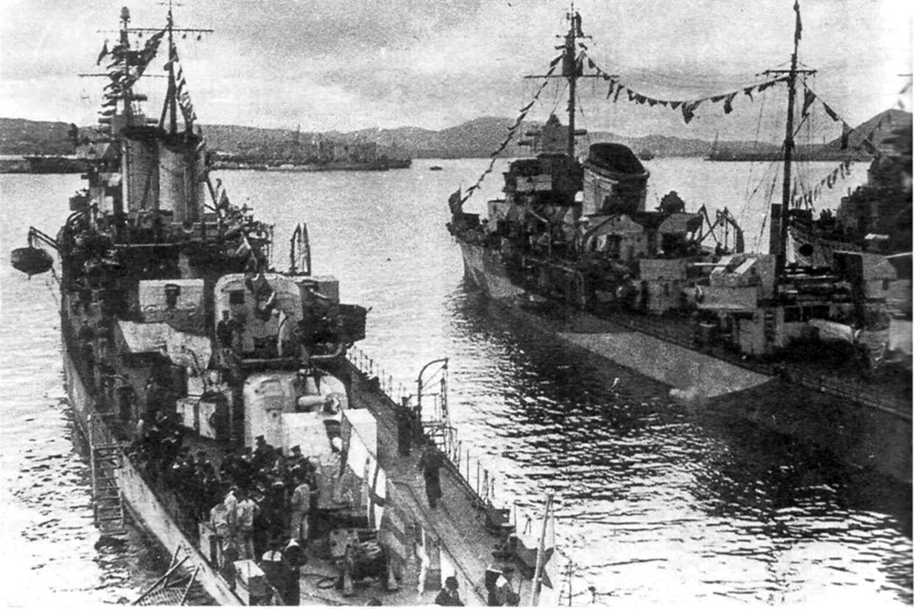 лидер Тбилиси (слева) и эсминец Рьяный (справа)