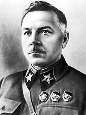 Климентий Ефремович Ворошилов, "первый маршал" и отличная иллюстрация "командирских" петлиц