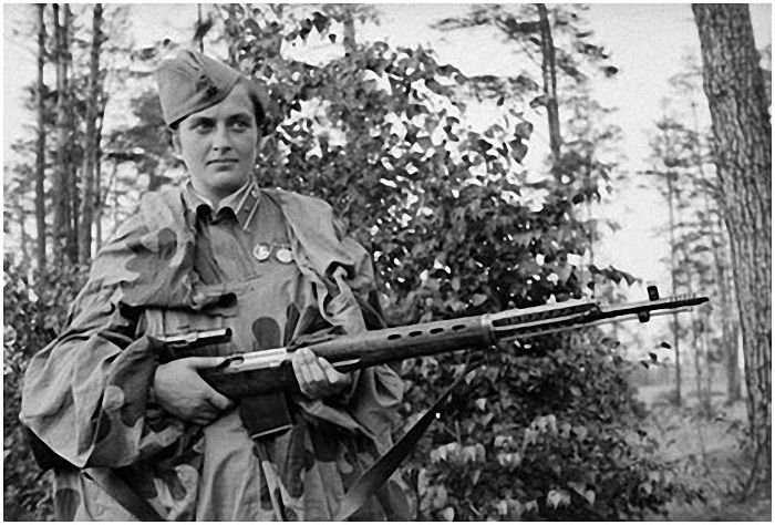 Людмила Павличенко - Герой Советского Союза, снайпер (309 убитых, 36 из них - снайперы) с СВТ-40