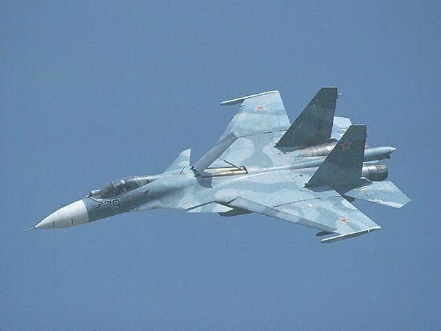 Су-33 - хорошо видно переднее горизонтальное оперение, два небольших крыла за кабиной