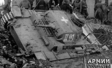 Panzerbefehlswagen III Ausf D1 застрявший в грязи. Хорошо видна командирская башенка и антена на корме
