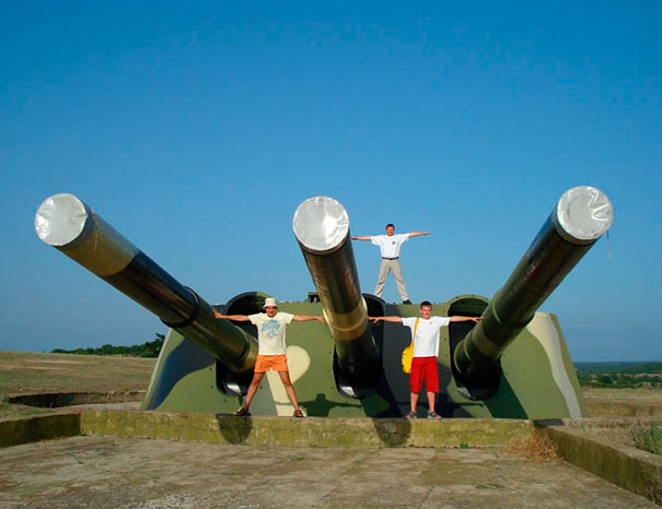 Отличное фото, чтобы представить размер орудий "Севастополей". 30-я батарея, г.Севастополь