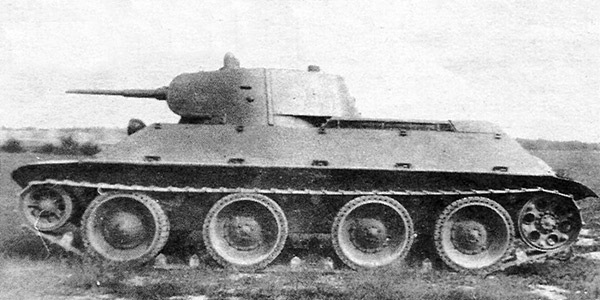 Экспериментальный танк А-20. Сбоку его конструкция все ещё напоминает БТ-7 (4 опорных катка на борт)