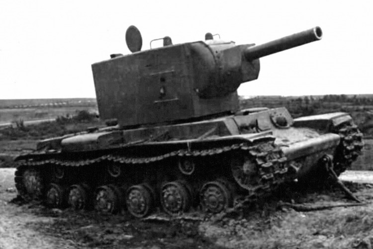 тяжелый танк КВ-2