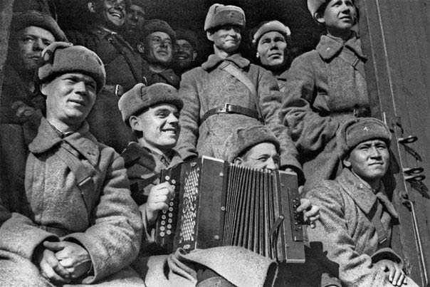 Бойцы одной из сформированных в Сибири дивизий отправляются на на защиту Москвы. Снимок сделан в октябре 1941 го.