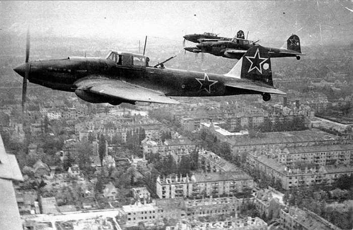 Советские штурмовики Ил-2 над Берлином