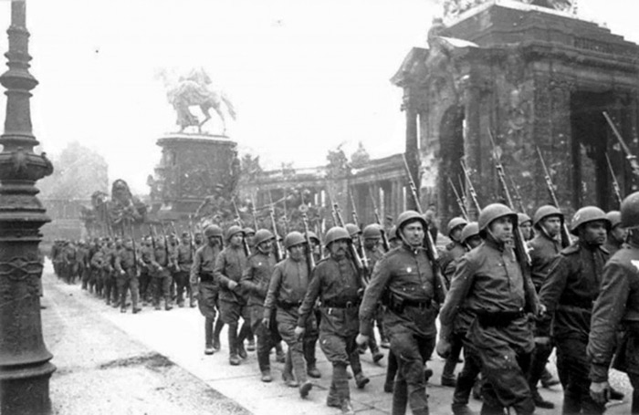 Советский парад в Берлине 1945