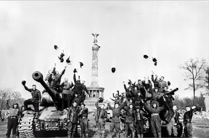 Танкисты 104-го танкового полка 7-й отдельный гвардейский танковой бригады празднуют победу. Снимок Марка Редькина, 5 мая 1945