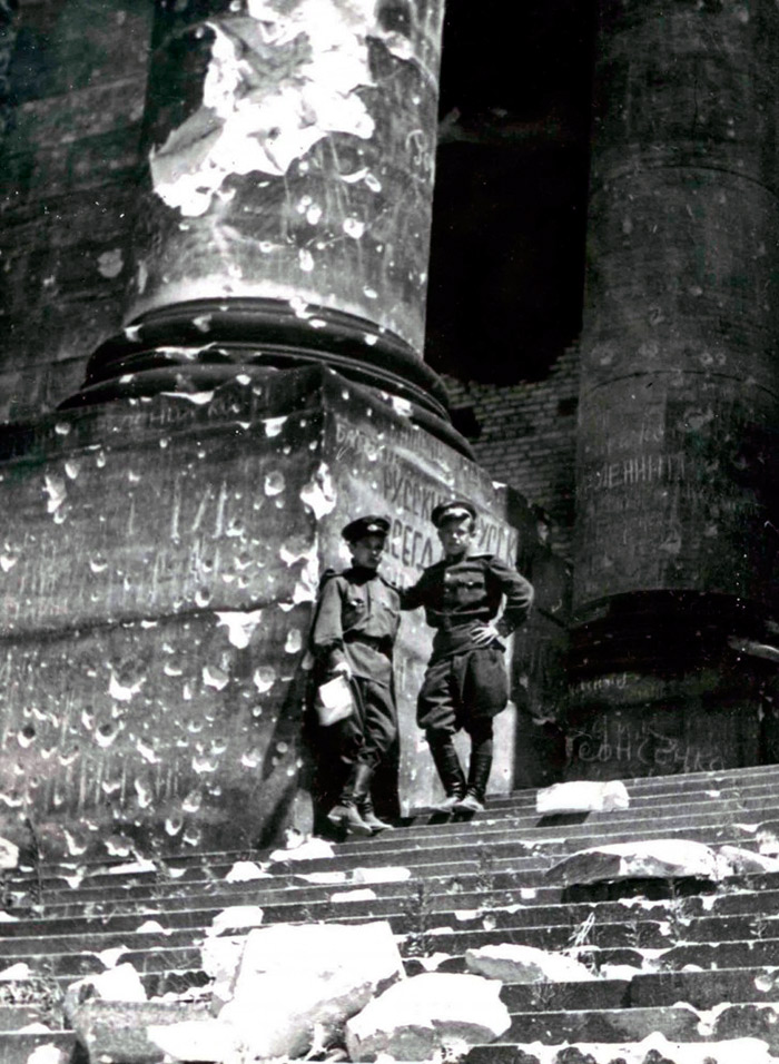 Война закончена. Два советских-офицера позируют на развалинах Рейхстага