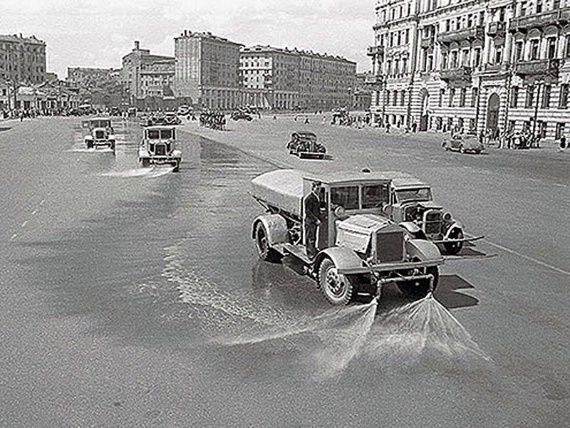 поливальные машины после парада военнопленных 17 июля 1944 года