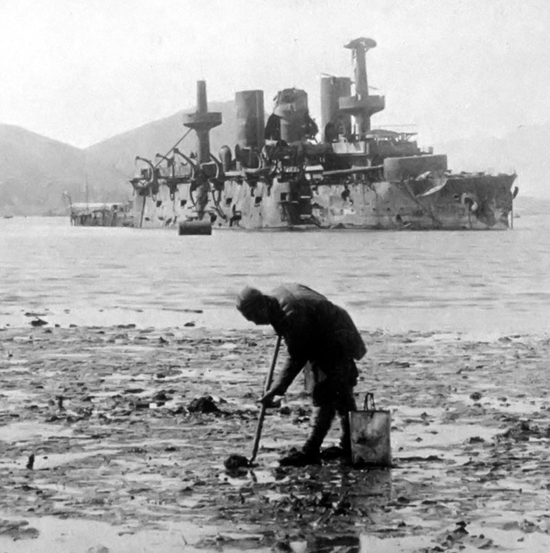 Разбитый броненосец "Пересвет" в гавани Порт-Артура