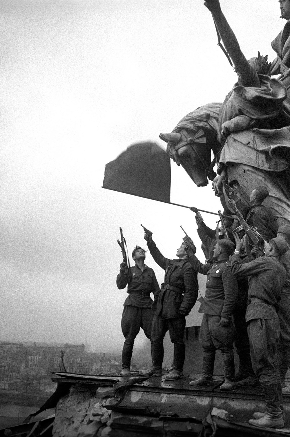Победный салют на крыше Рейхстага 1945
