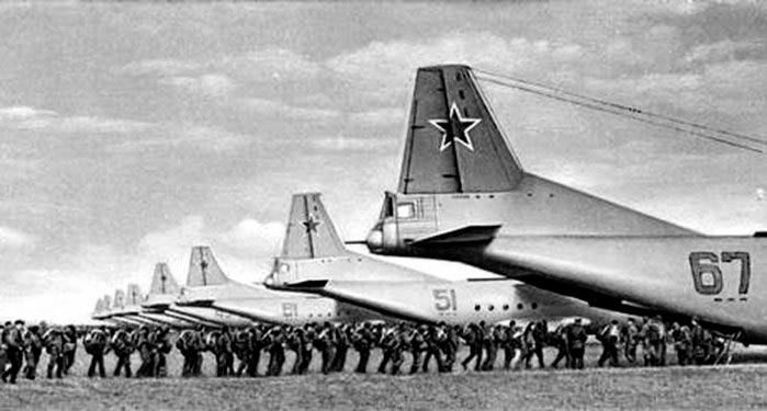 Десантники осуществляют посадку в самолеты Ан-12