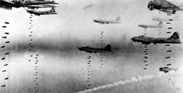 B-17 "Летающая крепость" сбрасывают бомбы