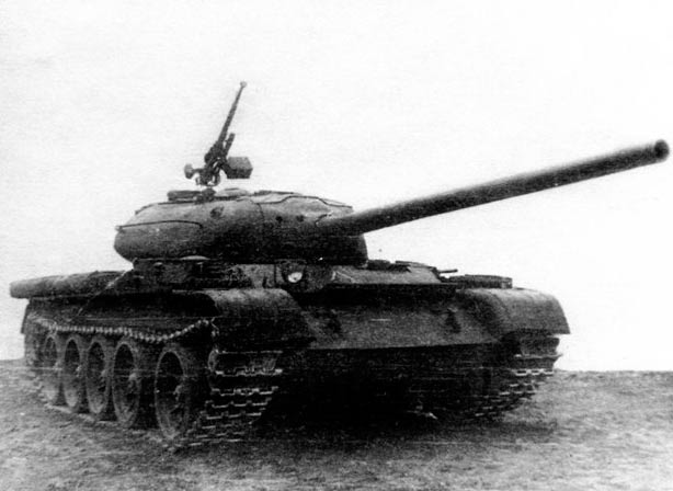 Средний танк Т-54 образца 1946 г. Сходство с Т-44 до степени смешения.