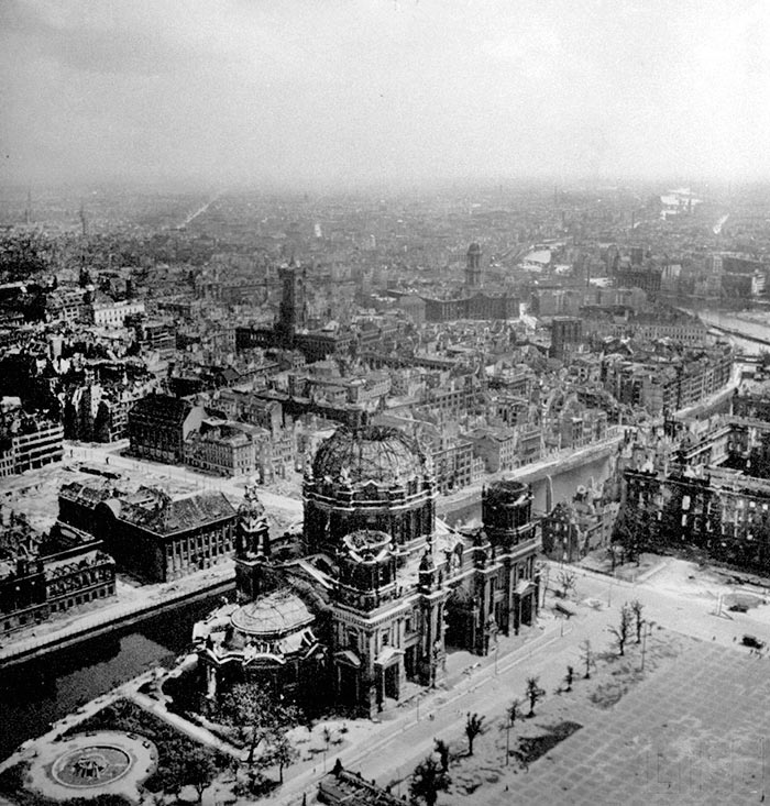 Вид на поврежденный бомбардировками Берлинский кафедральный собор