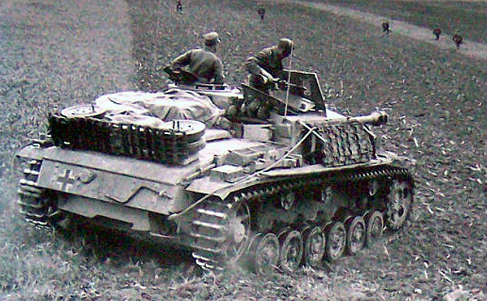 у этого StuG III на борту своеобразная "полевая" защита - несколько траков от танковой гусеницы. Причем гусеница явно от танка Т-34.