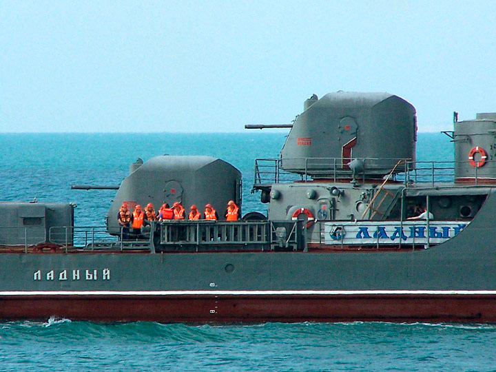 Башни АК-726 на корме сторожевого корабля проекта 1135 Ладный