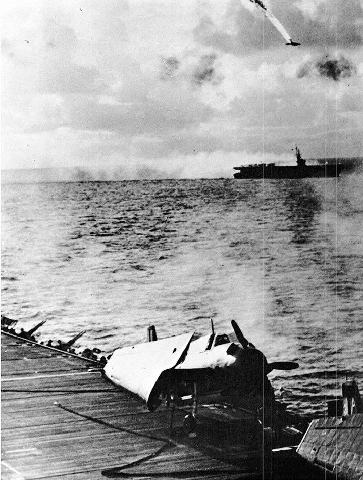 Эпизод боя в Коралловом Море. Японцы утопили американский авианосец "Лексингтон", но не добили тяжело поврежденный "Йорктаун". Очень скоро эта ошибка больно аукнется в битве при Мидуэйе.