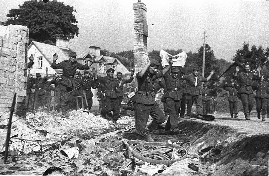 13.07.1944 года Советской армией был освобожден город Вильнюс. Фашисты сдаются в плен.