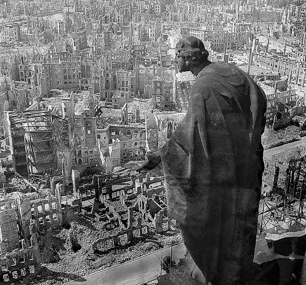 Дрезден после бомбардировки 13-15 февраля 1945 года.