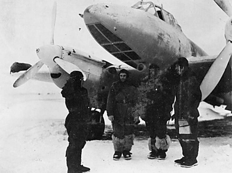 Экипаж бомбардировщика Пе-2 у своего самолета.