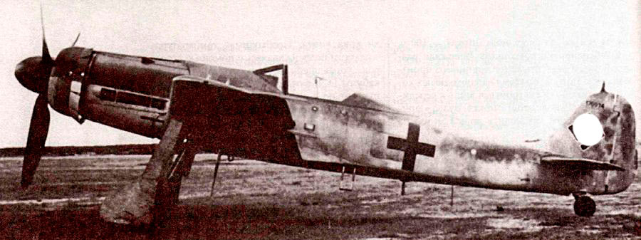 FW-190D-9 (или «Дора-9») выделяется длинным носом - всему виной новый двигатель jumo-213. До конца войны их успели изготовить 1805 штук - цифра солидная, однако в полной мере развить потенциал новой машины немцы уже не смогли - в частях нехватало горючего и квалифицированных пилотов. Большая часть из тех машин, что все-таки принимали участие в боевых действиях, применялись на западном фронте.