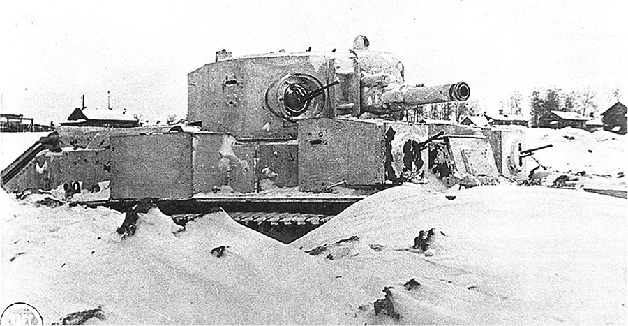 А вот настоящий раритет - один из немногих средних танков Т-28Е, переживших первый год войны. Снимок сделан под Ленинградом 9 декабря 1941 года.