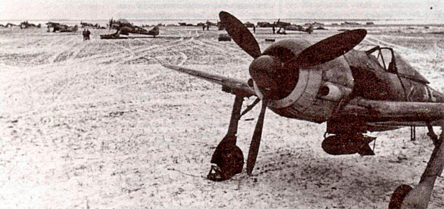 штурмовики FW-190F-2 с внешними воздухозаборниками по бокам капота