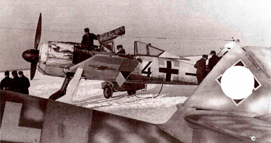 Техобслуживание FW-190 в условиях русской зимы. Позднее работу техников старались облегчить, ставя обогреваемые брезентовые палатки, куда частично помещался и сам самолет... однако чаще всего приходилось работать в чистом поле.