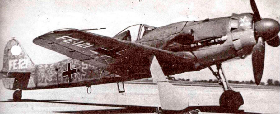 FW-190D-9 пока ещё имеет «родную» окраску, но на плоскости и киль уже нанесена позорная метка «FE», т.е. «трофейное оборудование».