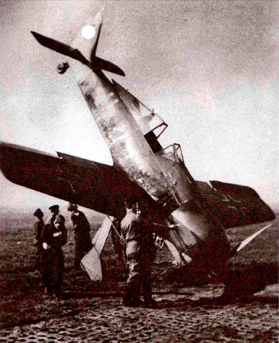 FW-190 скапотировавший при посадке.
