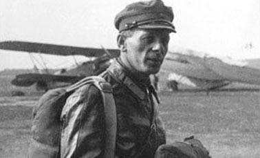 Павел Гроховский с десантным парашютом Г-1