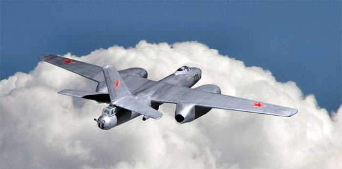 Реактивный бомбардировщик Ил-28, видны хвостовые пушки