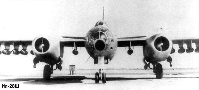Ил-28Ш - штурмовой вариант с подвешенными под крыльями блоками НУРС