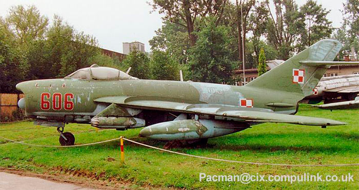 МиГ-17 в варианте истребителя-перехватчика. Характерный «нарост на носу» это выступающая часть антенны РЛС самолета