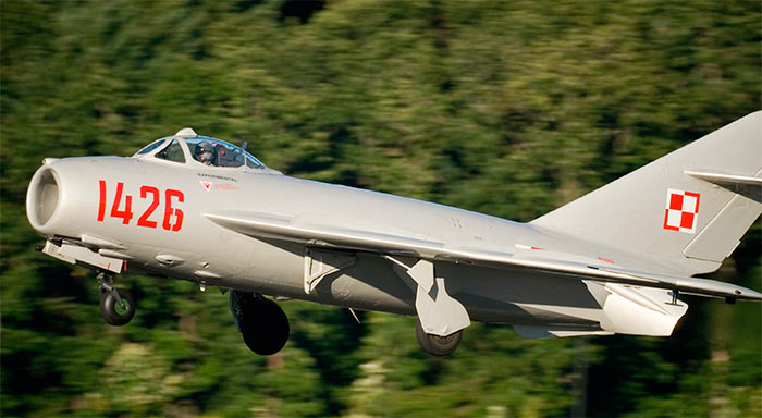 Истребитель МиГ-17 на взлете